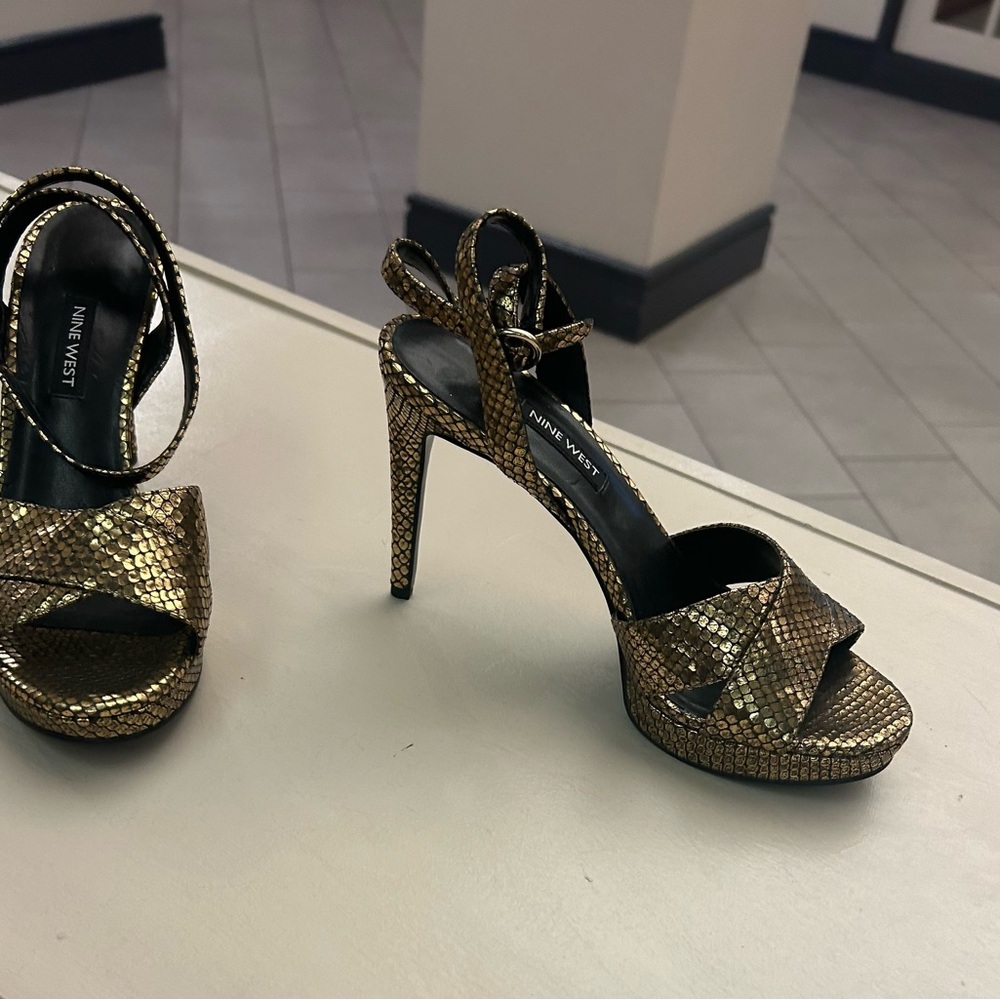 Nine West Metallic Gold Heels 7 1/2 M. No flaws